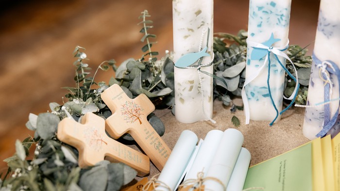 Konfirmationskreuze und Kerzen 