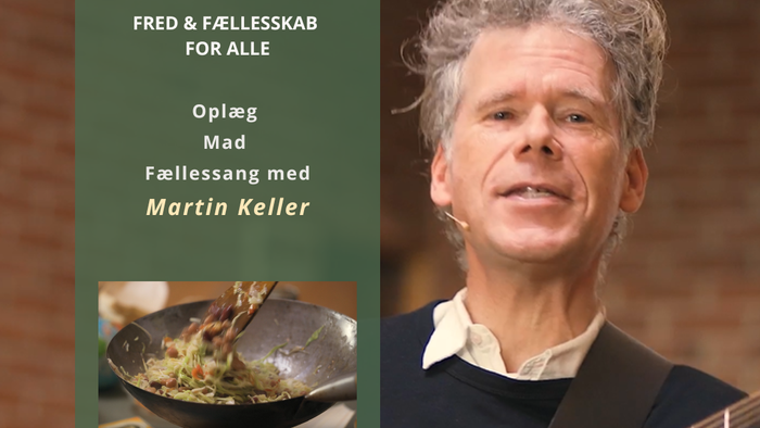 En mand spiller guitar og ser glade ud