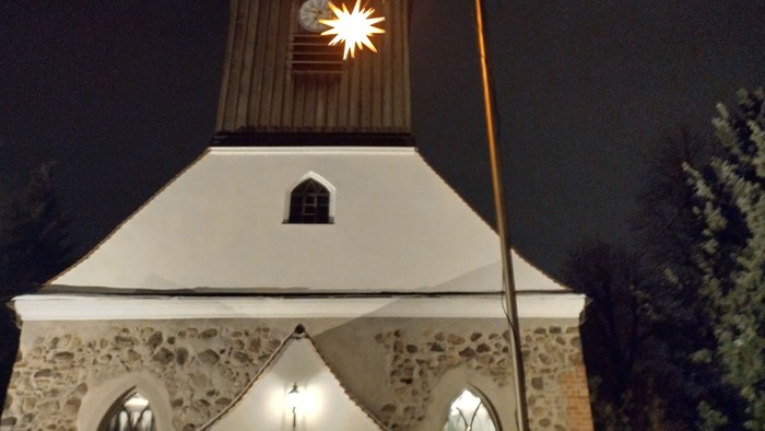 Kirche im Advent mit Adventsstern