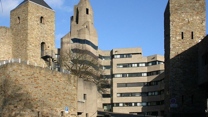 Altes Schloss neben modernen Gebäuden