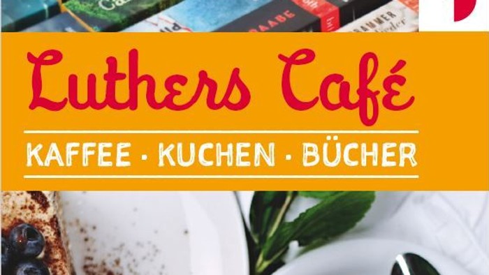 Das Bild zeigt ein Café mit Kaffee, Kuchen und Büchern
