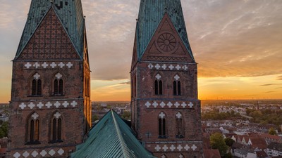 Die Türme der Marienkirche im Sonnenuntergang vom Dachreiter aus gesehen.
