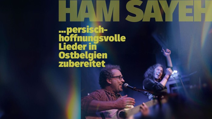 Musiker:in, die auf der Bühne auftritt, mit deutschem Texteinblendung