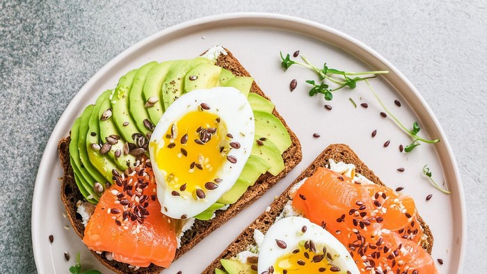 Toast med laks, æg og avokado