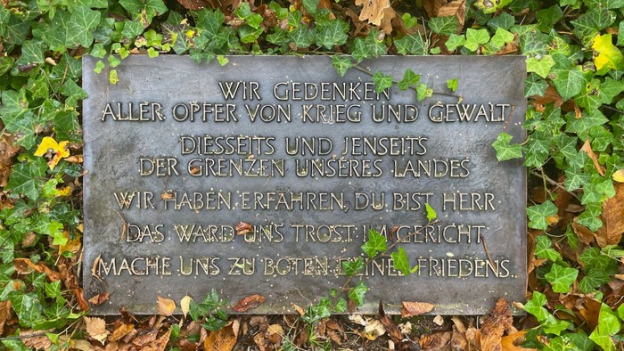 Steintafel mit Inschrift im Wald