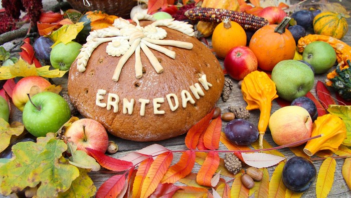 Ein herbstliches Arrangement mit einem Kuchen, der 
