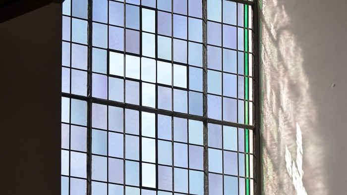 Ein großes Fenster mit buntem Glas, das Licht durchlässt