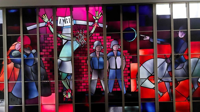 Buntes Glasfenster mit biblischer Szene