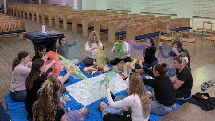 Forældre til babysalmesang i Vejleå Kirke