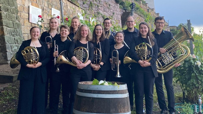 Foto des Blechbläserensembles „Dresdner Groschenmusik“ vor der Albrechtsburg Meißen
