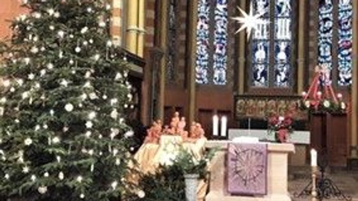 Kircheninneres mit Weihnachtsbaum und Altar