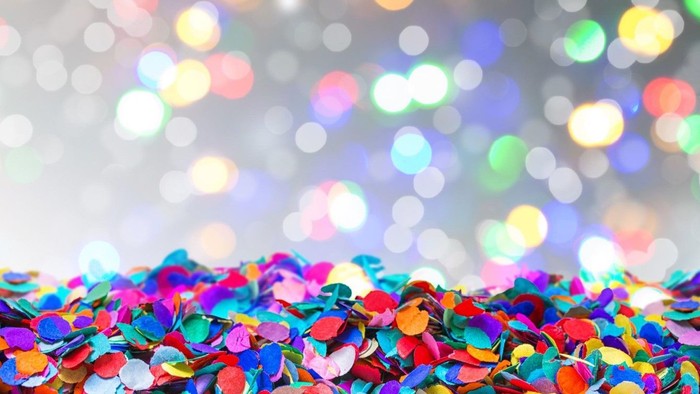 Bunte Papierschnipsel vor einem hellen, schimmernden Hintergrund