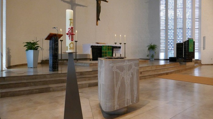 Taufkerze und Taufstein