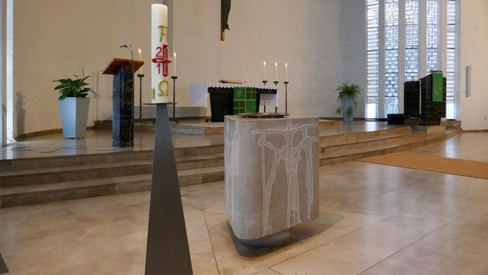 Taufkerze und Taufstein