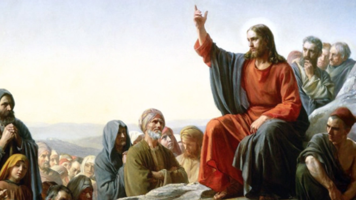 Jesus holder en prædiken for en stor, opmærksom skare på en bjergside.