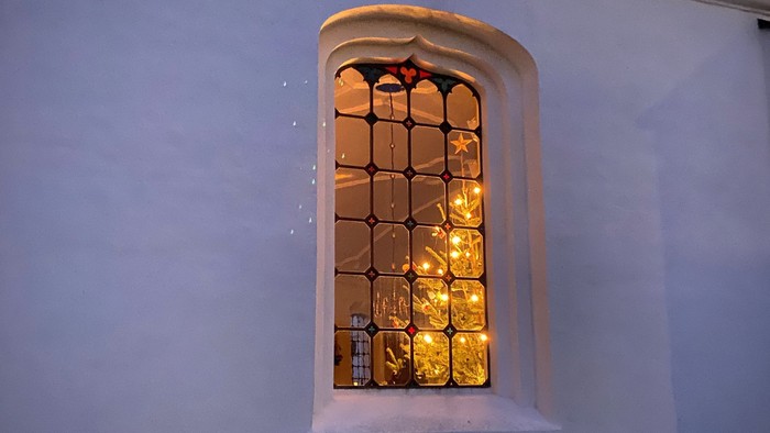 Hvide bygning med lysende vindue