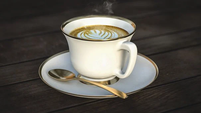 Eine weiße Tasse mit Milchschaum und ein Löffel auf Untertasse