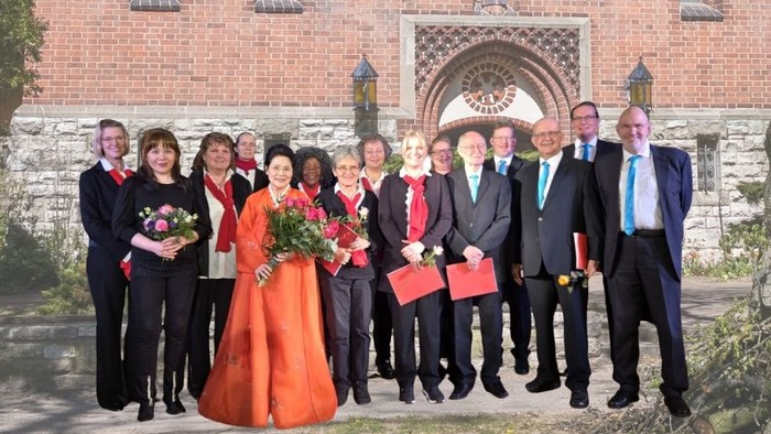 Gruppenfoto der DoRaZi-Singers vor der Königin-Luise-Kirche