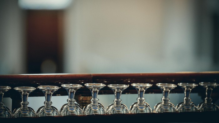 En rekke glase på hylde i et udefineret rum