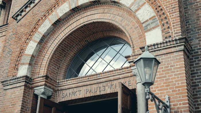 Bygning med stor buevindues og lygte.