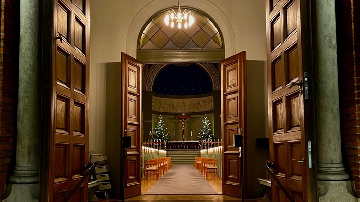 Store trædøre åbner sig til en veloplyst gang.