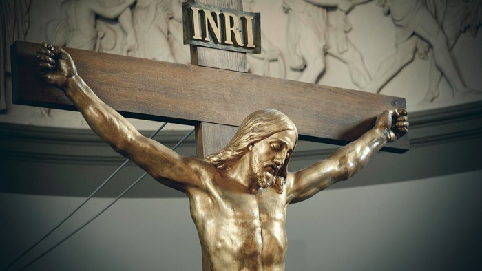 Korsfæstelse med INRI-skiltet over sig.