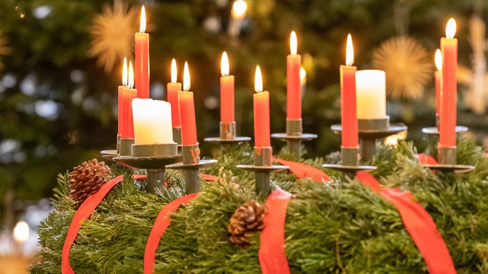 Weihnachtsdekoration mit brennenden Kerzen und Tannenzweigen