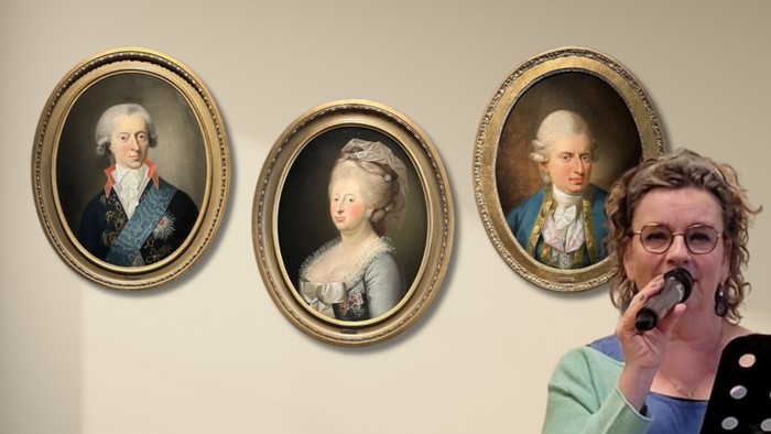 En mand med glas og mikrofon står for tre portrætter af historiske figurer.
