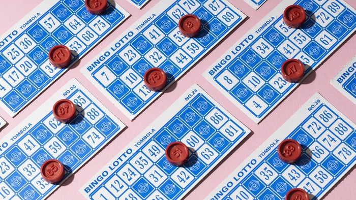 Nye blå bingo-kort med røde bingo-marker.