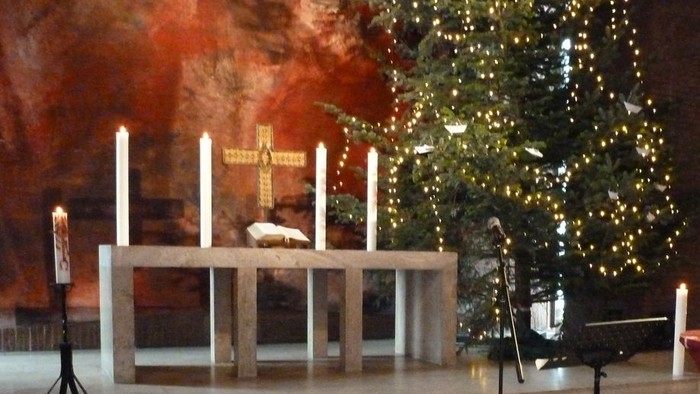 Weihnachtsdekoration in einer Höhle mit Christbaum und Kerzen
