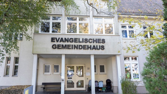 Das Gebäude der Evangelischen Gemeindehaus mit Bäumen davor