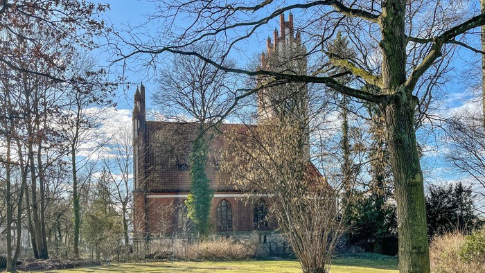 Königin-Luise-Kirche vom Jugendhaus-Garten aus gesehen