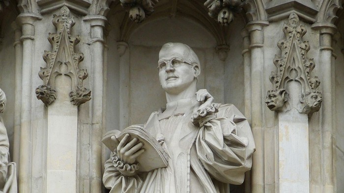 Statue von Dietrich Bonhoeffer an einer Kirchenaußenwand