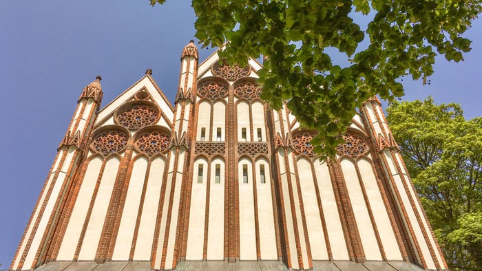 Königin-Luise-Kirche mit Dachfassade von vorn