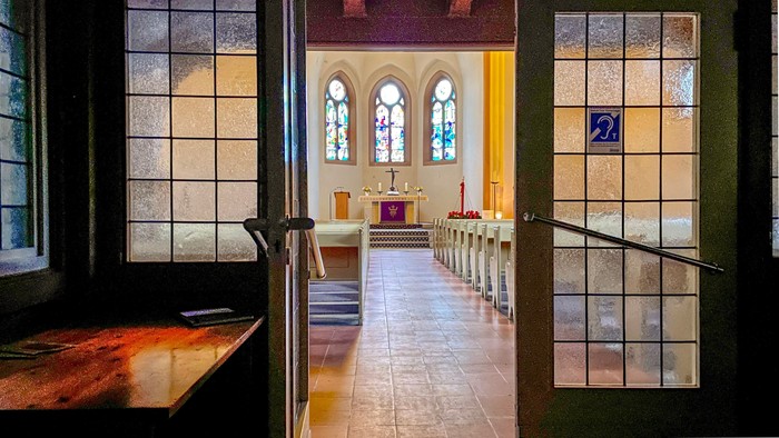 Blick von der Innentür in den Kirchraum der Königin-Luise-Kirche