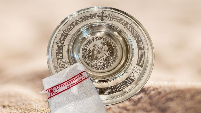 Taufbecken in der Königin-Luise-Kirche