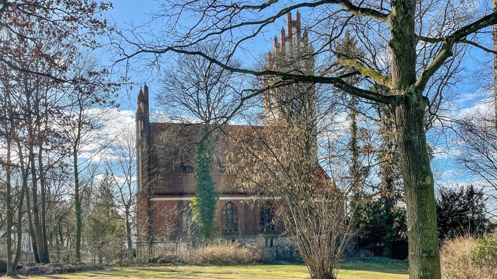 Königin-Luise-Kirche vom Jugendhaus-Garten aus gesehen
