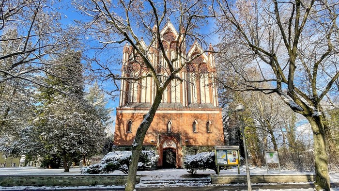 Außenansicht der Königin-Luise-Kirche im Winter