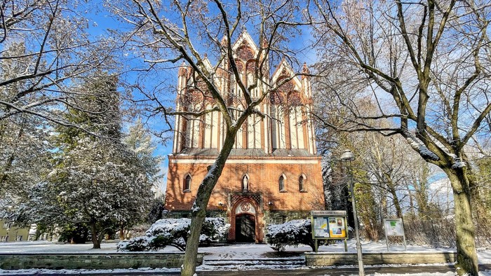 Außenansicht der Königin-Luise-Kirche im Winter