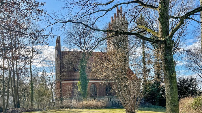 Königin-Luise-Kirche vom Jugendhaus-Garten aus gesehen