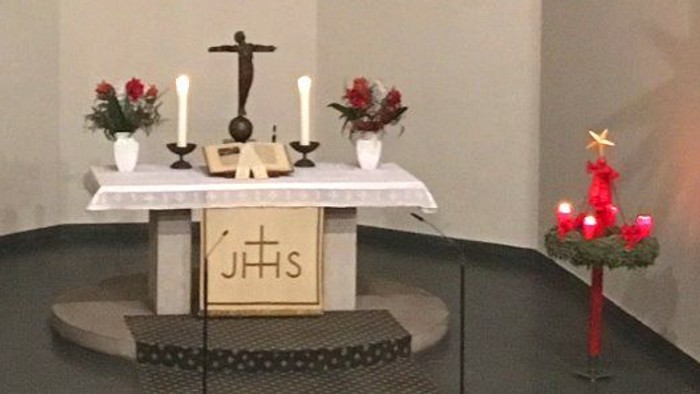 Altarraum mit Adventskranz in der Königin-Luise-Kirche