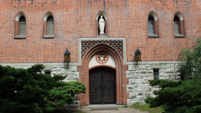 Eingang der Königin-Luise-Kirche