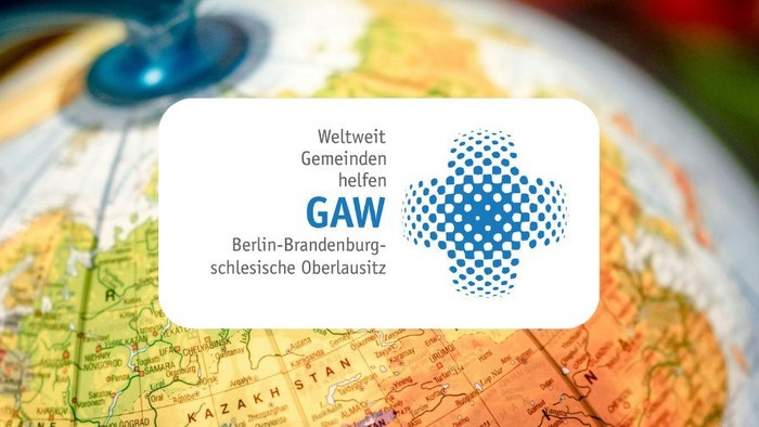 Weltkugel, im Vordergrund Logo der GAW