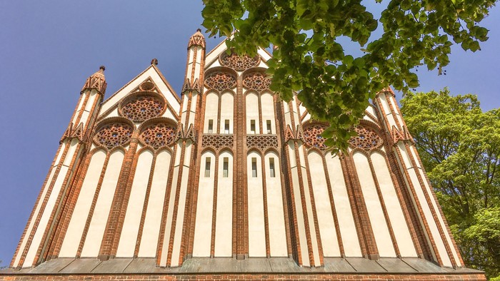 Königin-Luise-Kirche mit Dachfassade von vorn