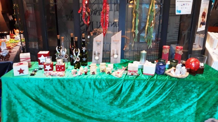 Tisch mit verschiedenen Weihnachtsdekorationen und -gegenständen