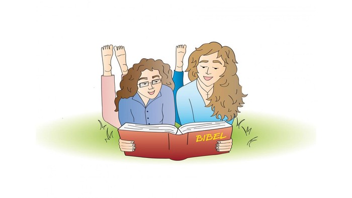 Zwei Mädchen lesen gemeinsam ein Buch im Gras