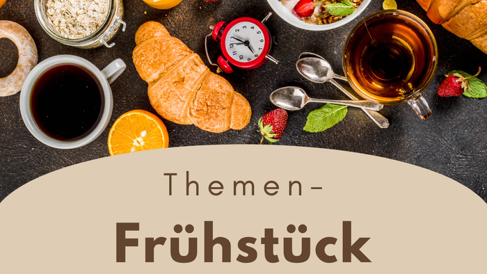 Frühstückszutaten Croissant, Wecker, Kaffee, Orange, Müsli, Orangensaft