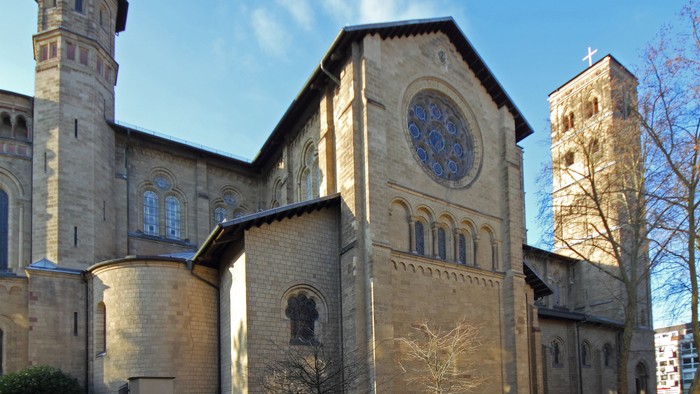 Altes Kirchengebäude mit zwei Türmen und Rundbogenfenster