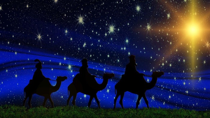 Tre kameler med ridere modstår en stjernetæppet nat.