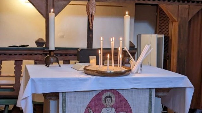 Kirchenaltar mit Kruzifix und Kerzen